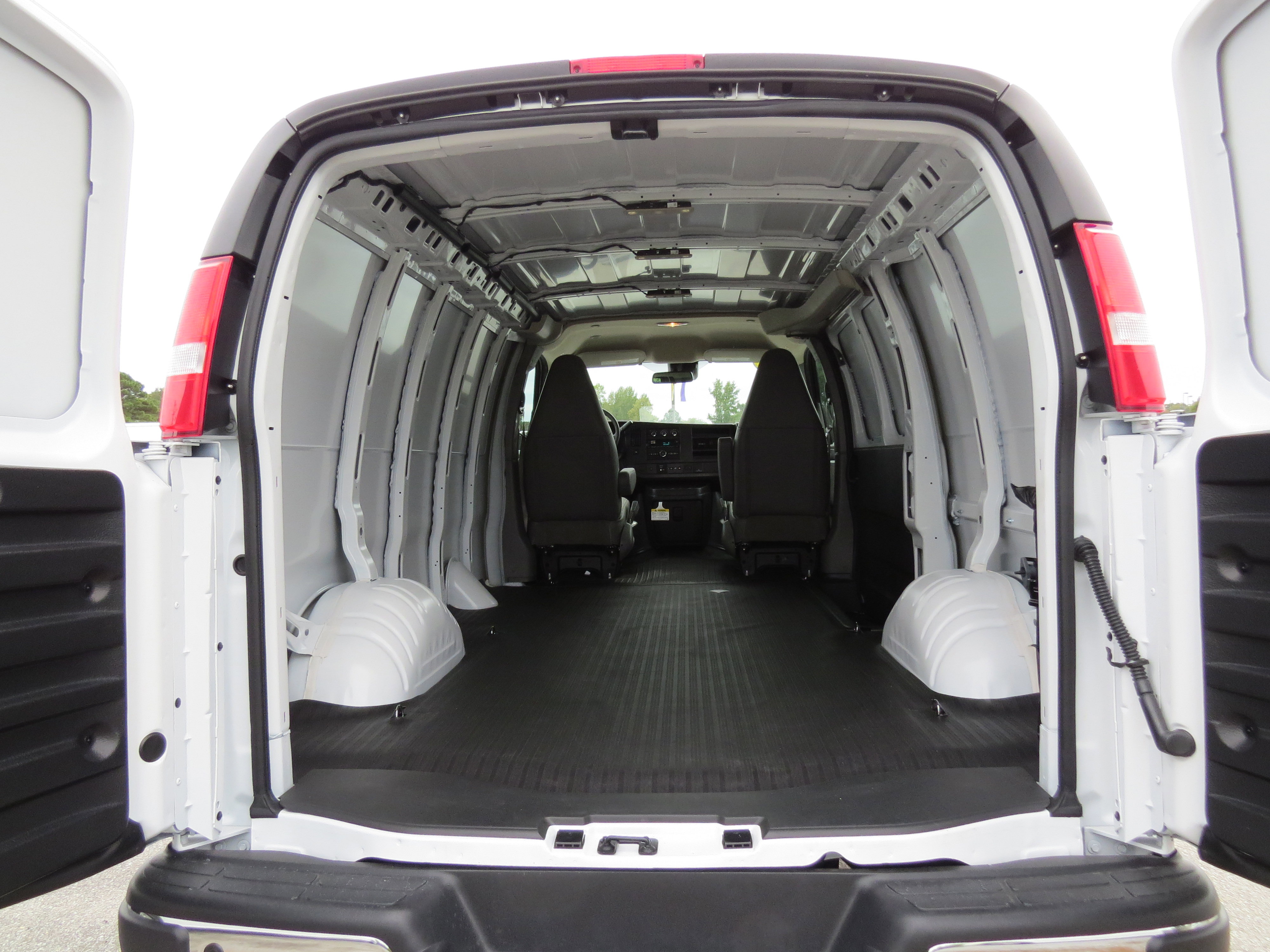 Used 2025 GMC Savana 3500 w/ Driver Convenience Package image 10