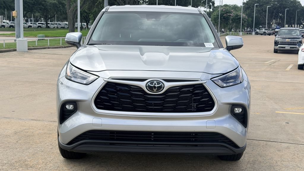 Used 2024 Toyota Highlander LE AWD/4WD image 3