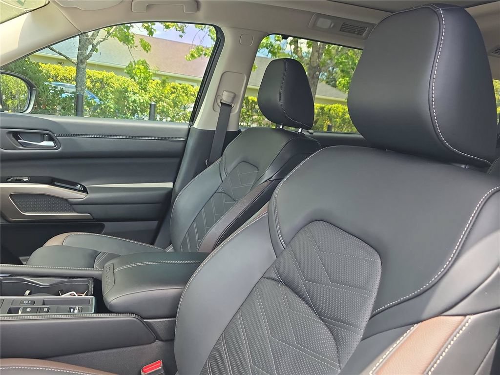 Used 2025 Nissan Pathfinder Platinum FWD image 18