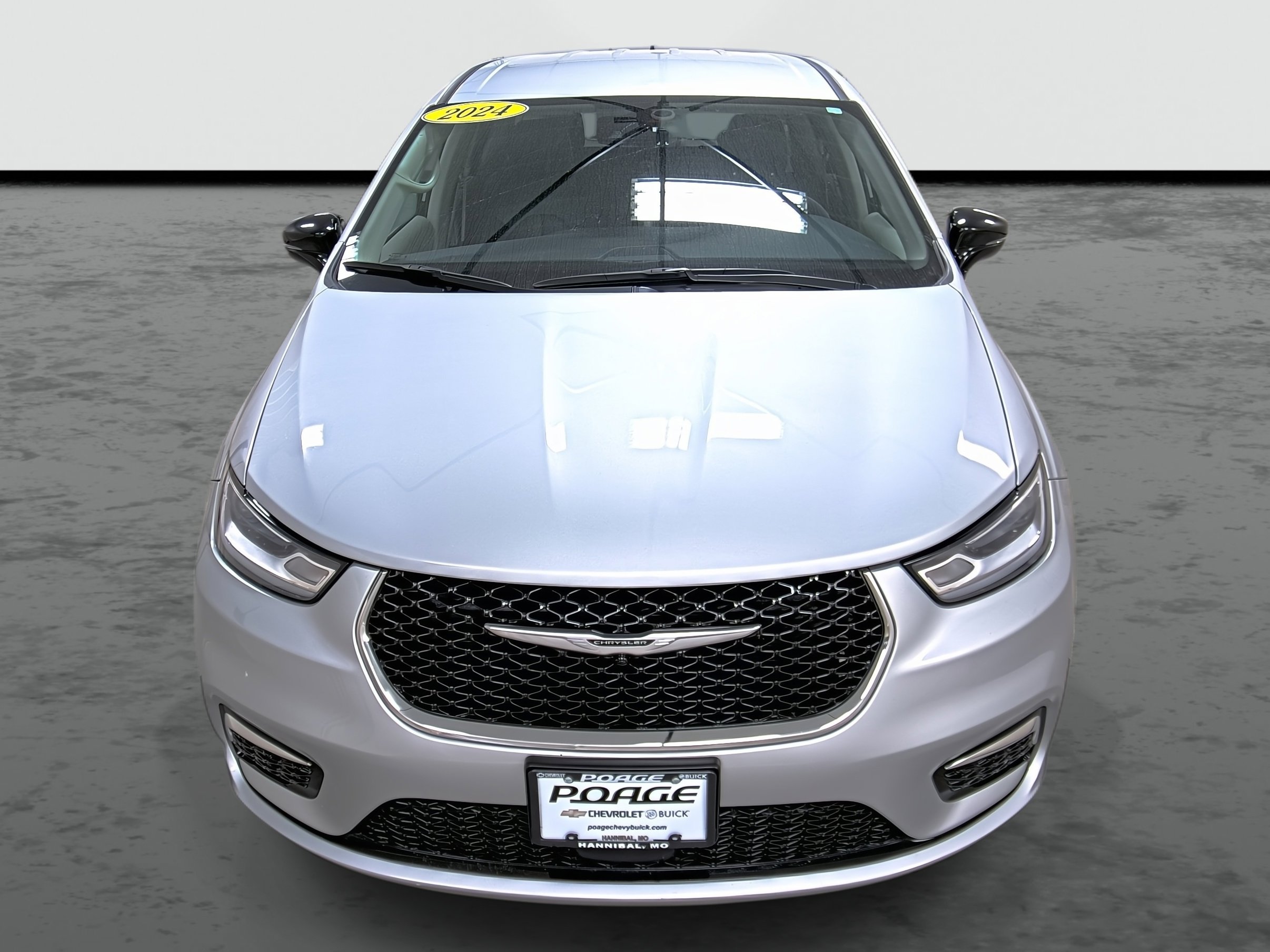 Used 2024 Chrysler Pacifica Touring-L image 6