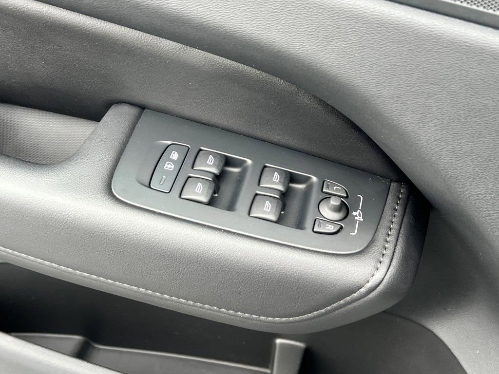 Certified 2023 Volvo XC60 B5 Plus w/ Climate Package image 37