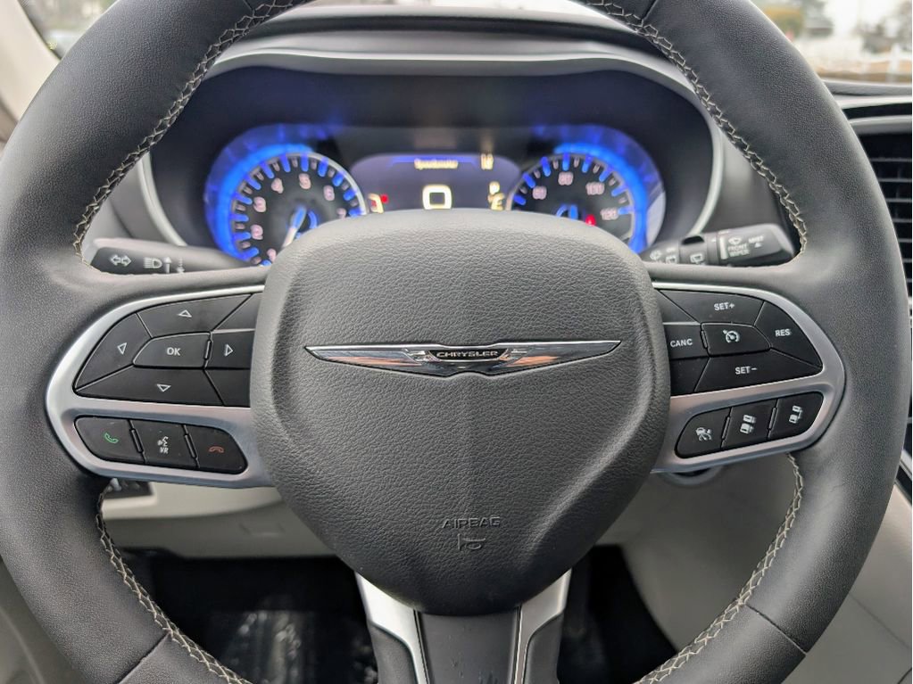 Used 2024 Chrysler Pacifica Touring-L image 19