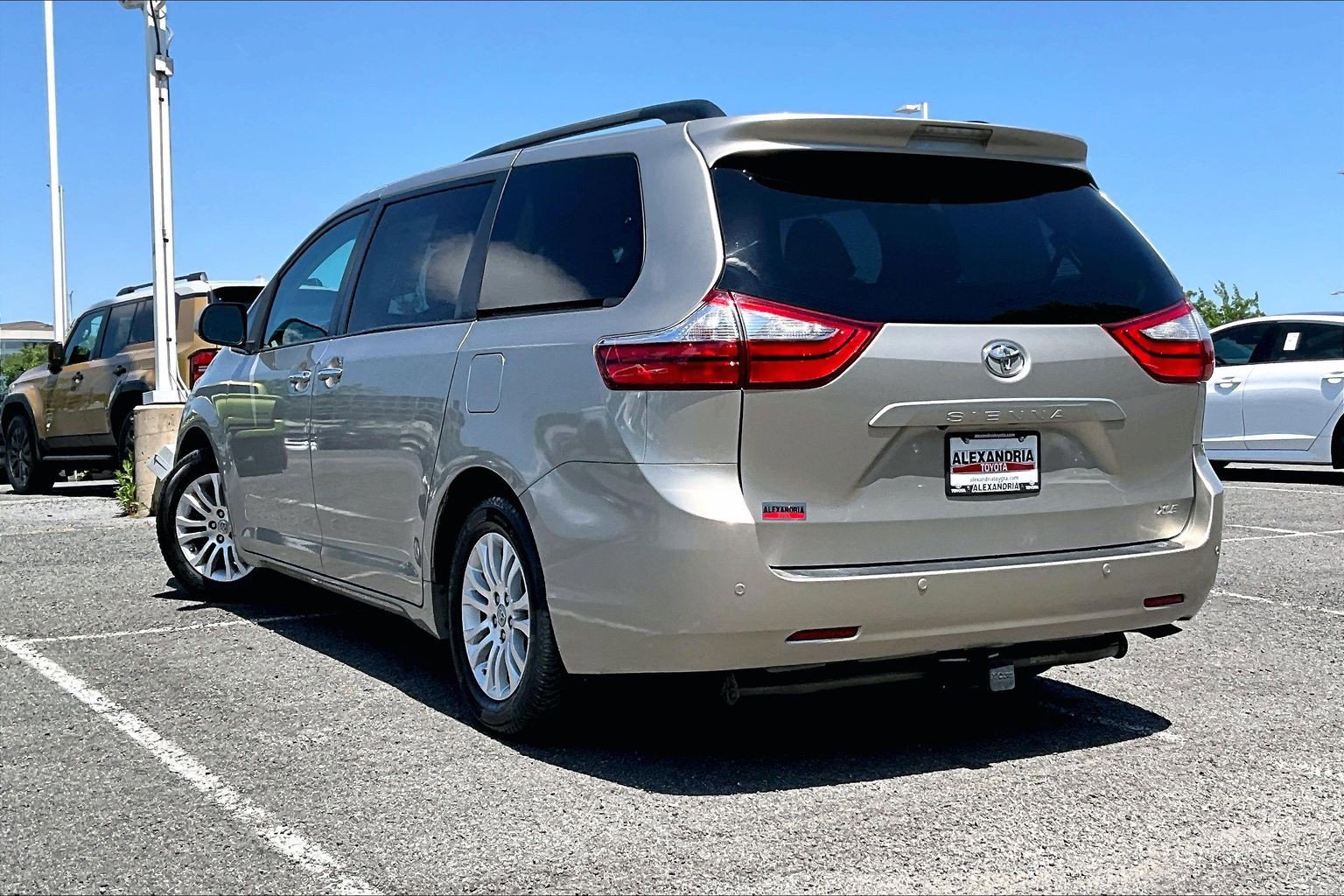 Used 2017 Toyota Sienna XLE FWD image 11