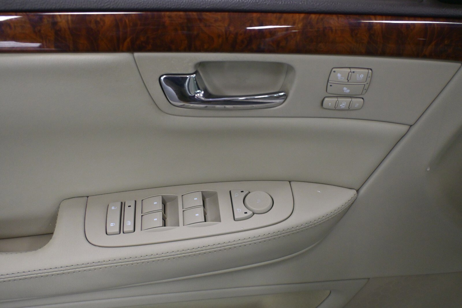 Used 2007 Cadillac DTS Luxury I w/ Trunk Convenience Package image 11