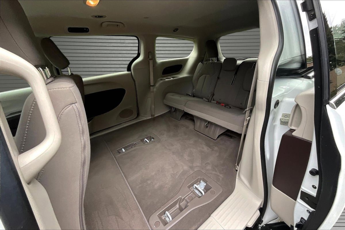 Used 2019 Chrysler Pacifica L FWD image 21