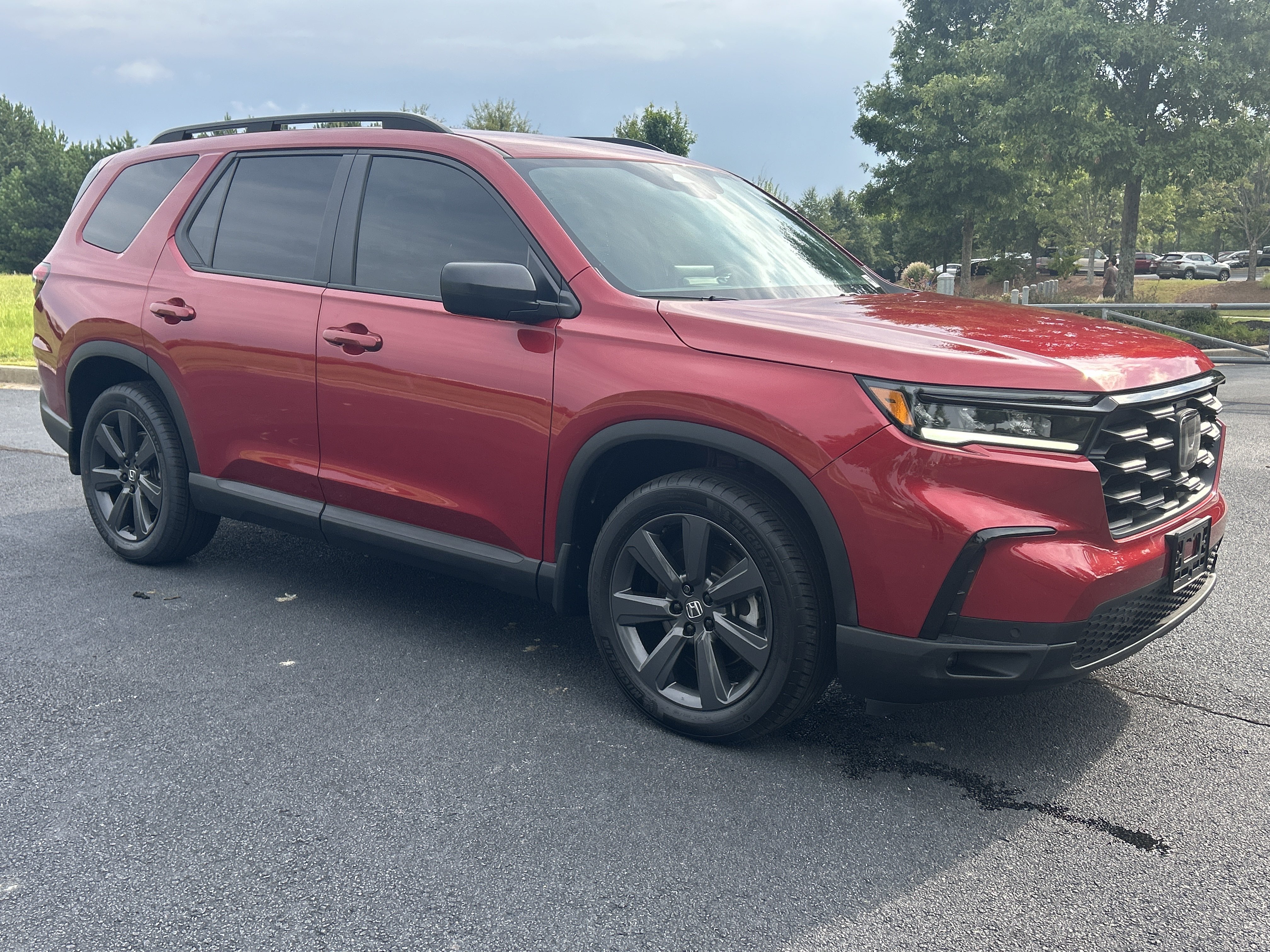 Used 2025 Honda Pilot Sport image 2