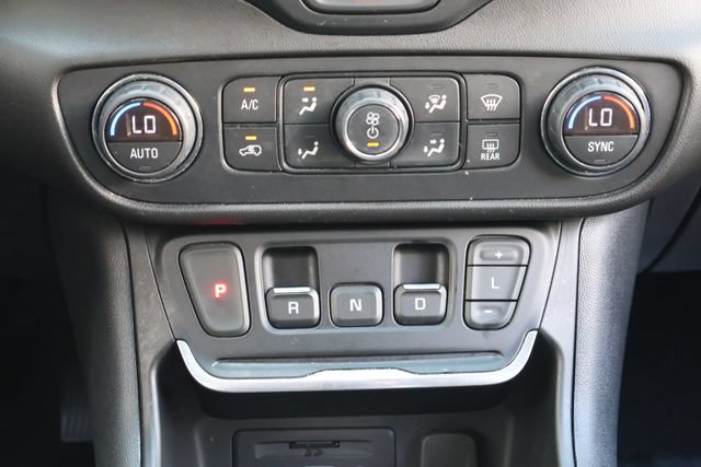 Used 2020 GMC Terrain SLE w/ Driver Convenience Package FWD image 19