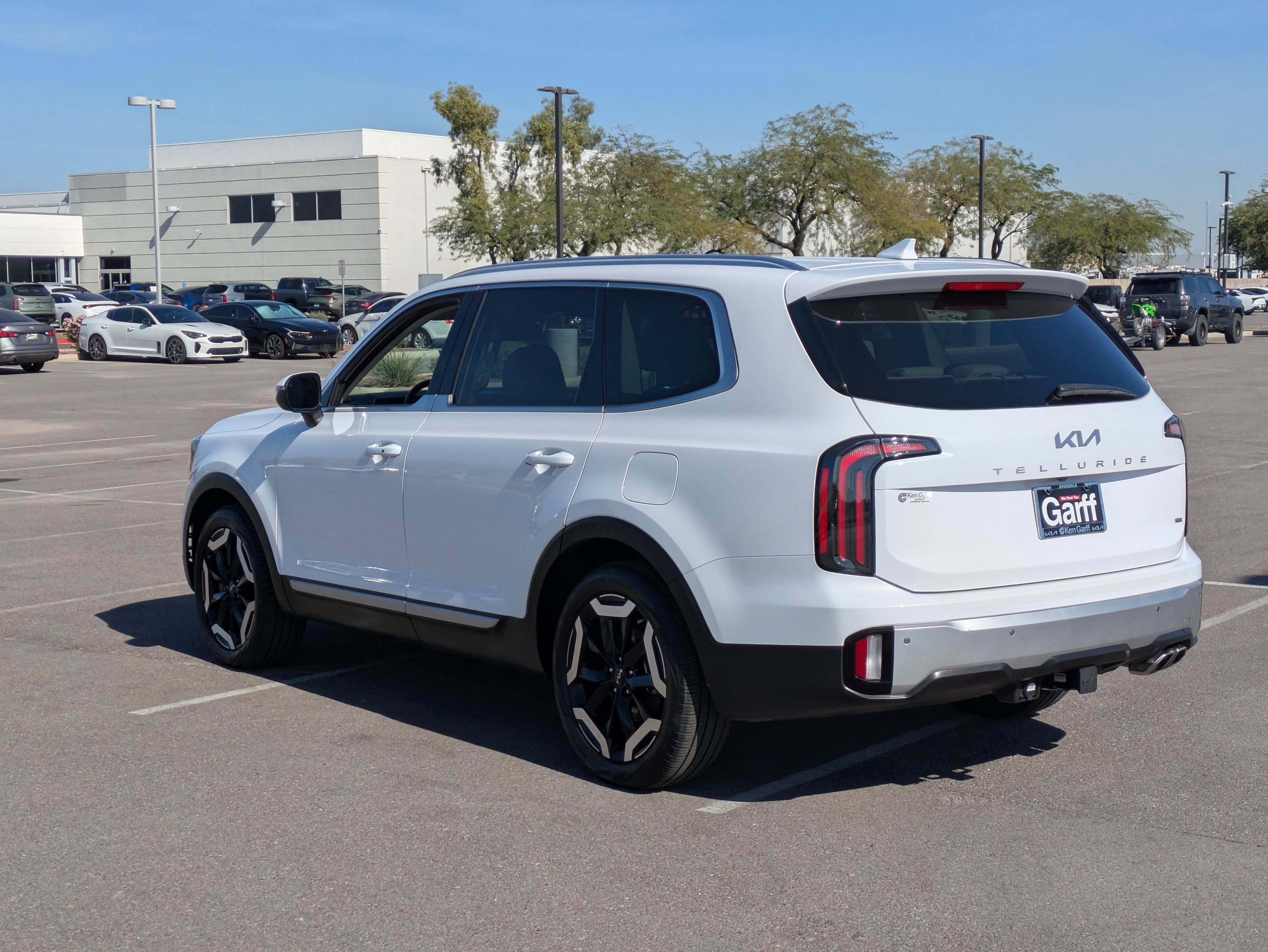 Used 2024 Kia Telluride EX w/ EX Captain's Chair Package image 3