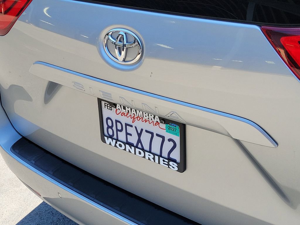 Used 2020 Toyota Sienna XLE w/ XLE Navigation Package FWD image 10