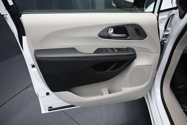 Used 2024 Chrysler Pacifica Touring-L FWD image 14