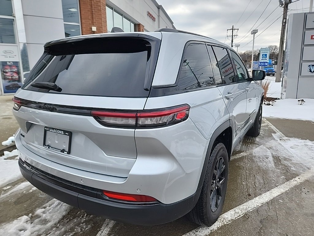 Certified 2024 Jeep Grand Cherokee Altitude image 12