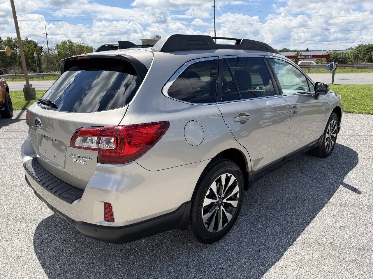 Used 2017 Subaru Outback 2.5i Limited AWD/4WD image 5