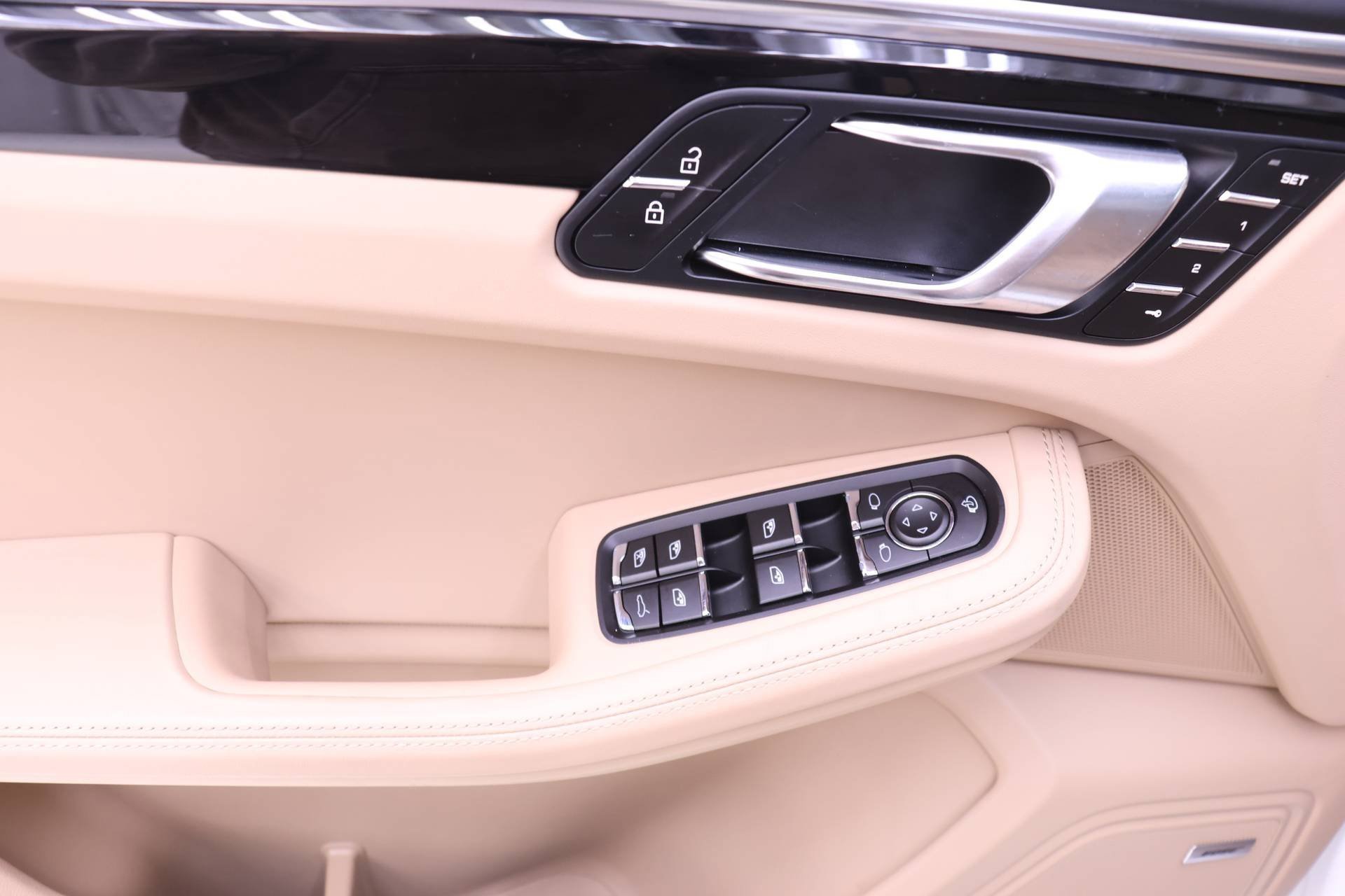 Used 2025 Porsche Macan image 16