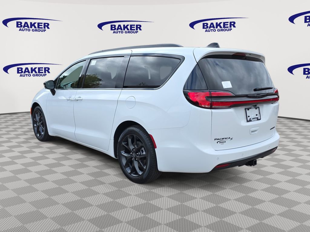 New 2026 Chrysler Pacifica Limited w/ Uconnect Theater Family Group image 5