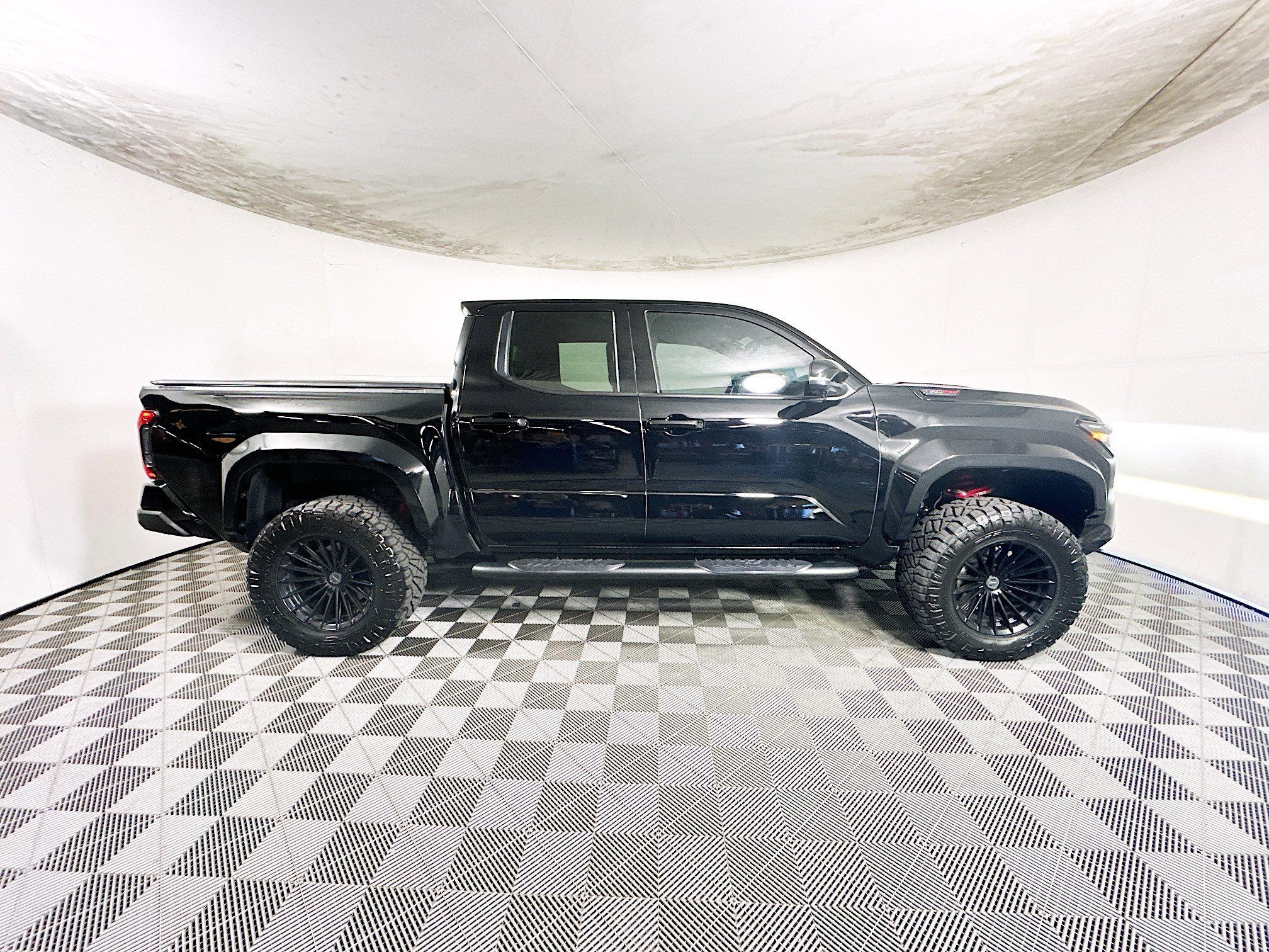 Used 2025 Toyota Tacoma TRD Pro AWD/4WD image 2