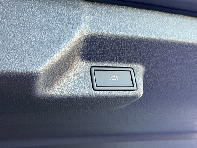 Used 2025 Volkswagen ID. Buzz 1st Edition image 13