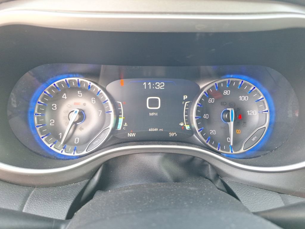 Used 2023 Chrysler Pacifica Touring-L FWD image 5