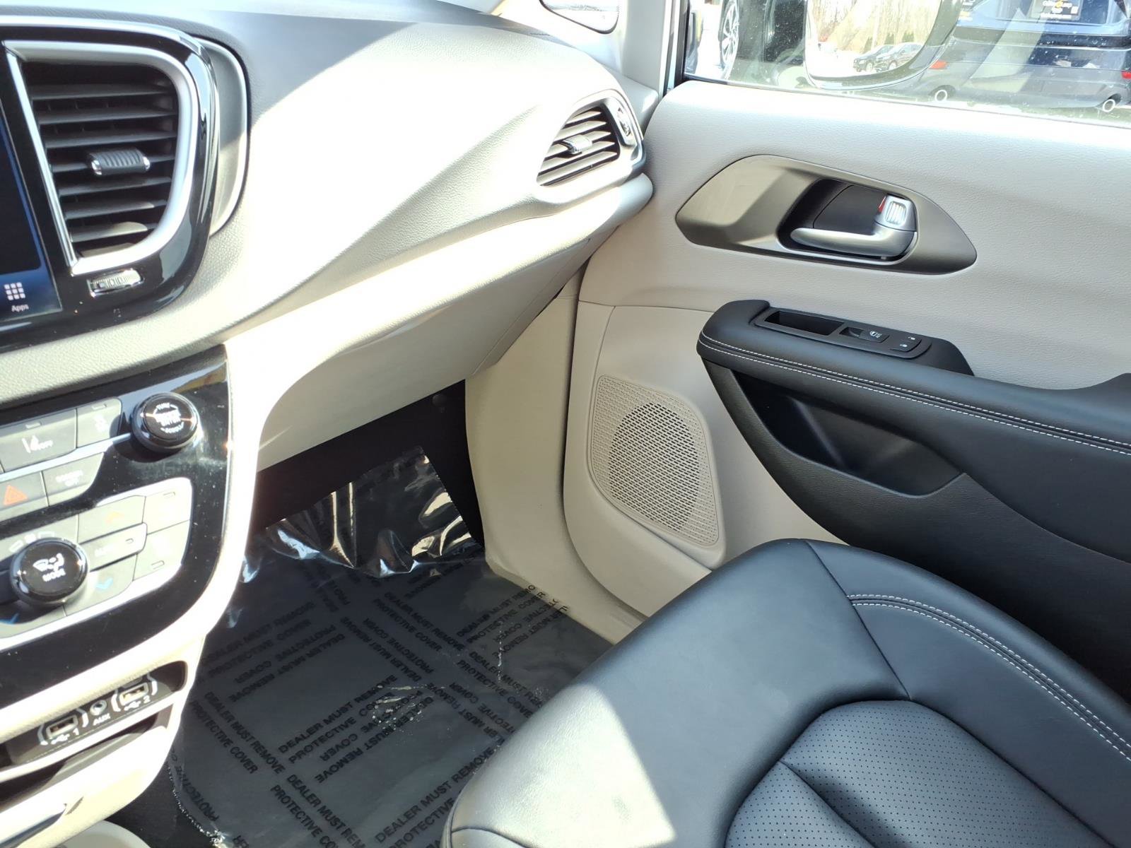 Used 2024 Chrysler Pacifica Touring-L image 24