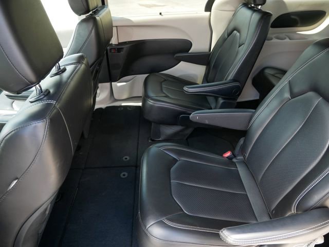 Used 2023 Chrysler Pacifica Touring-L FWD image 8