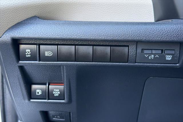 Certified 2023 Toyota Sienna XLE FWD image 30