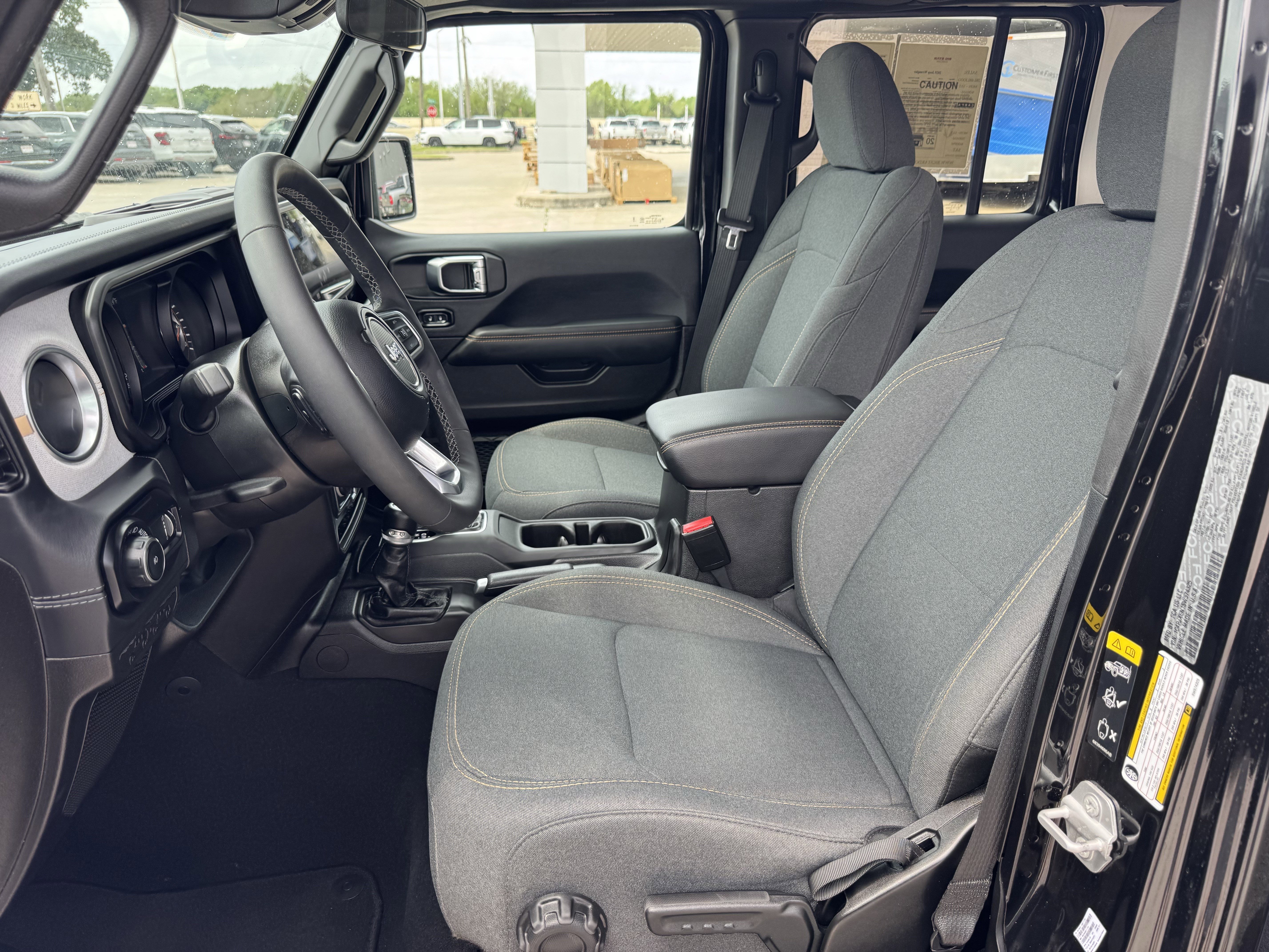 Used 2025 Jeep Wrangler Sahara image 13