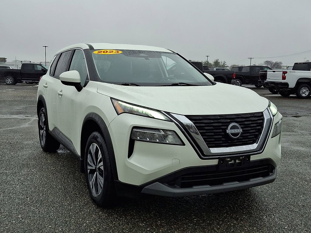 Used 2023 Nissan Rogue SV image 2