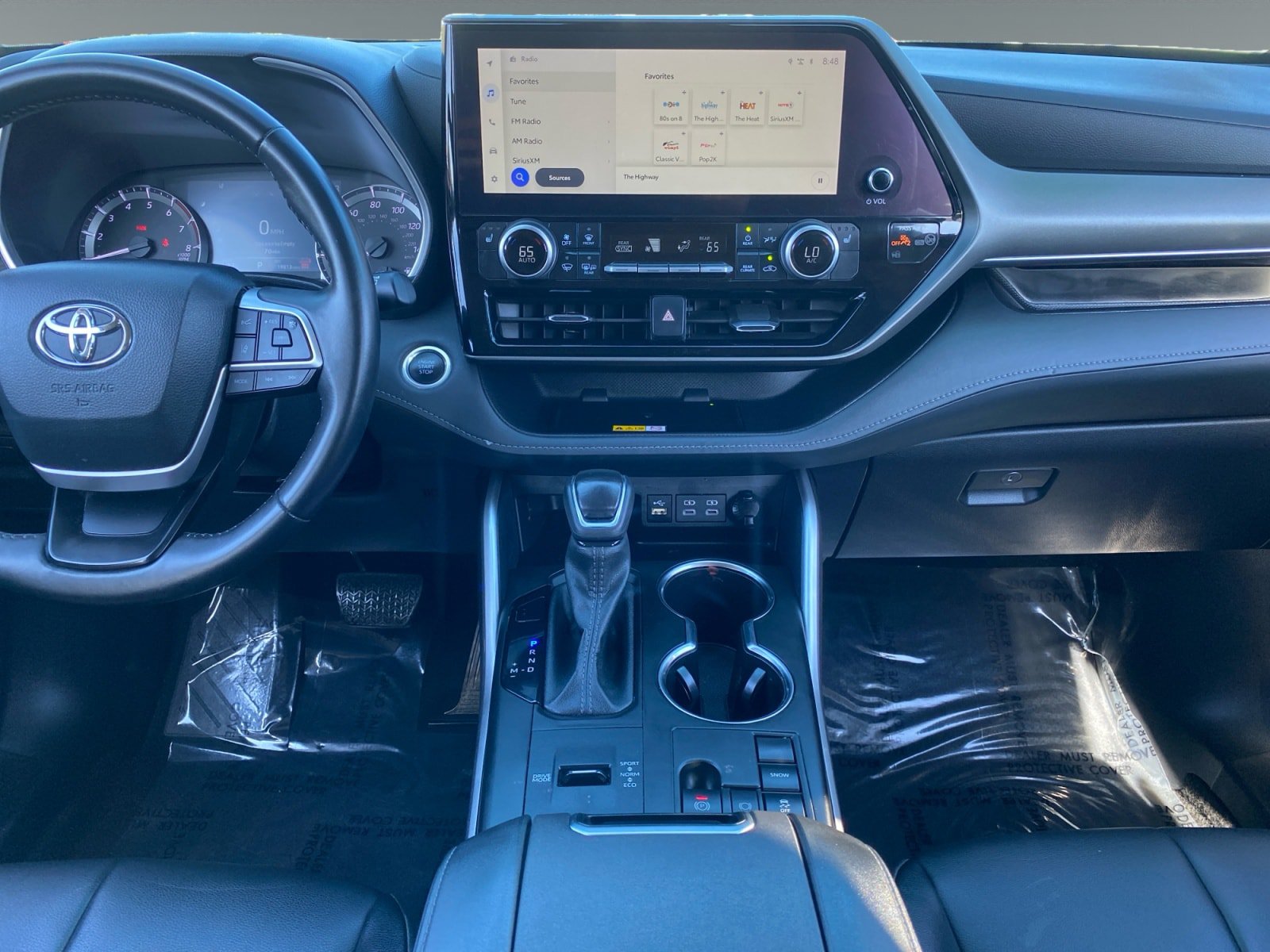 Used 2024 Toyota Highlander XLE FWD image 11