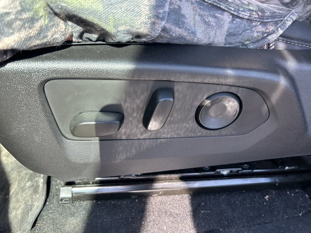 Used 2025 Chevrolet Colorado LT w/ LT Convenience Package image 9