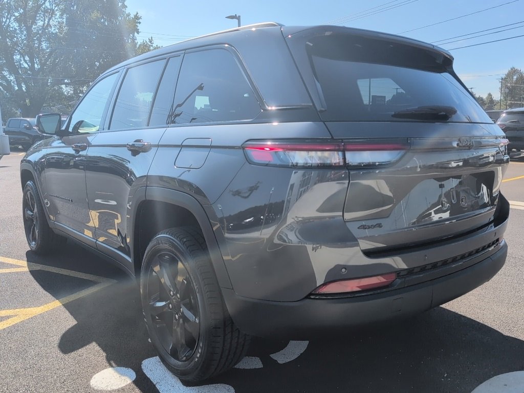 Used 2023 Jeep Grand Cherokee Altitude image 5