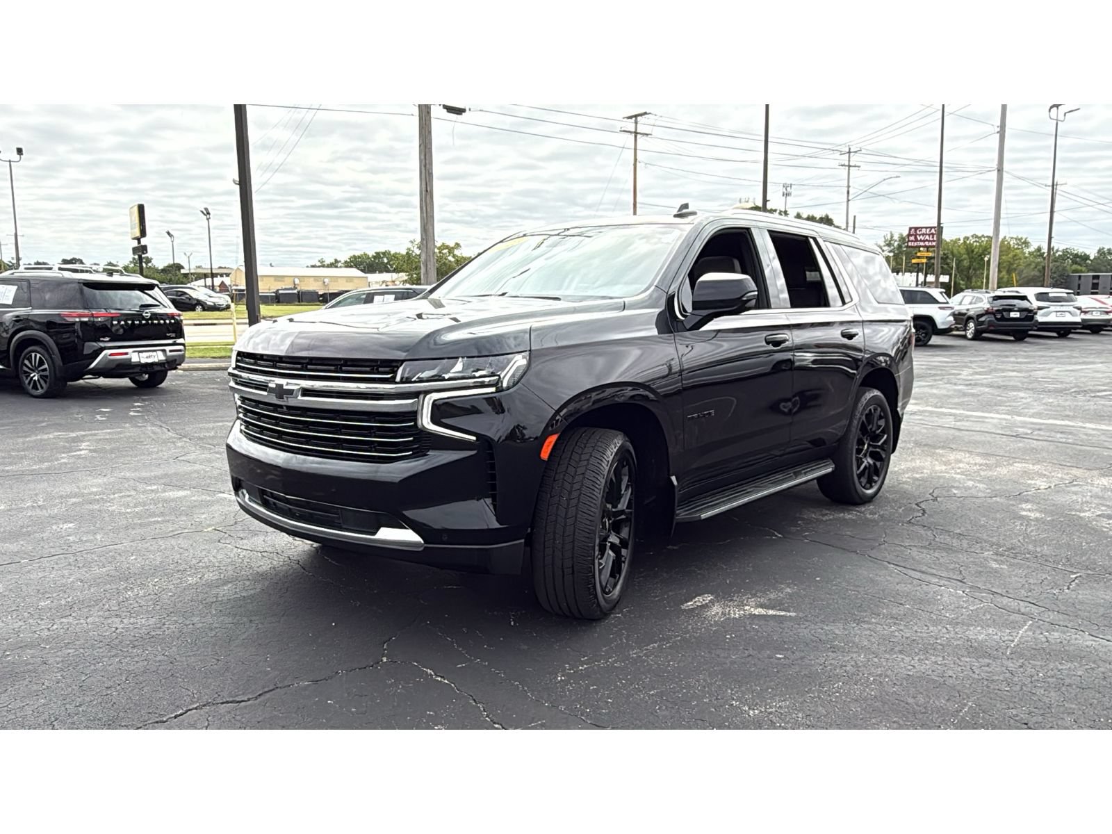Used 2023 Chevrolet Tahoe LT w/ Luxury Package AWD/4WD image 3