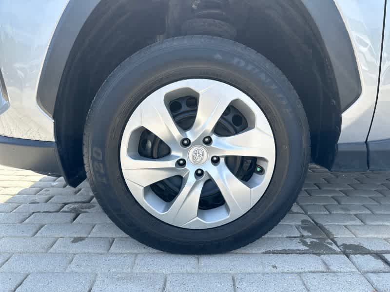 Used 2022 Toyota RAV4 LE AWD/4WD image 12