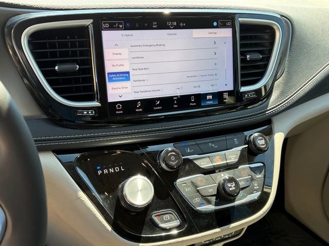 Certified 2024 Chrysler Pacifica Select image 19