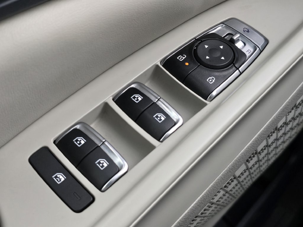 Certified 2025 Kia Carnival EX FWD image 34