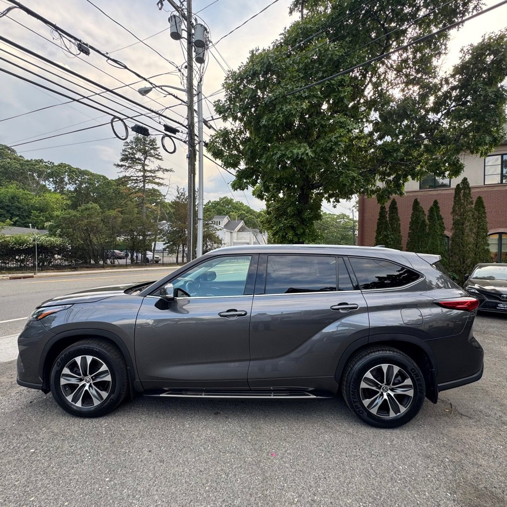 Used 2022 Toyota Highlander XLE AWD/4WD image 2