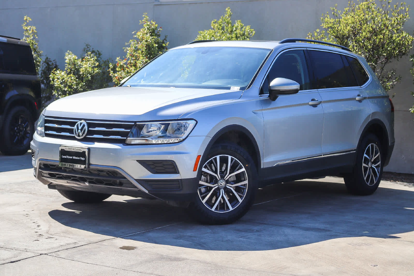 Used 2020 Volkswagen Tiguan SE w/ Panoramic Sunroof Package AWD/4WD image 1