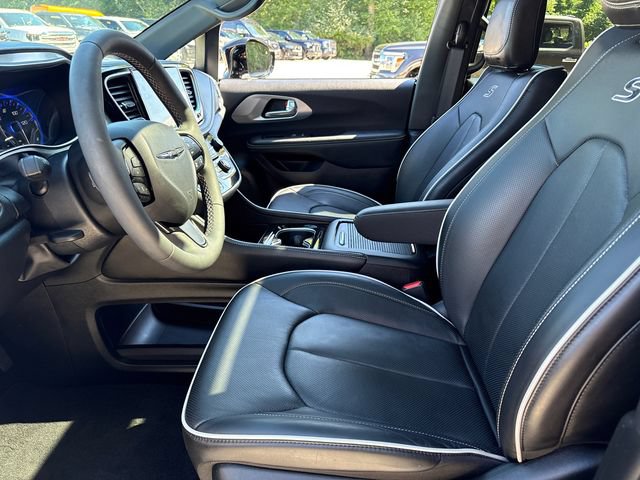 Used 2025 Chrysler Pacifica Limited w/ Trailer Tow Group AWD/4WD image 34