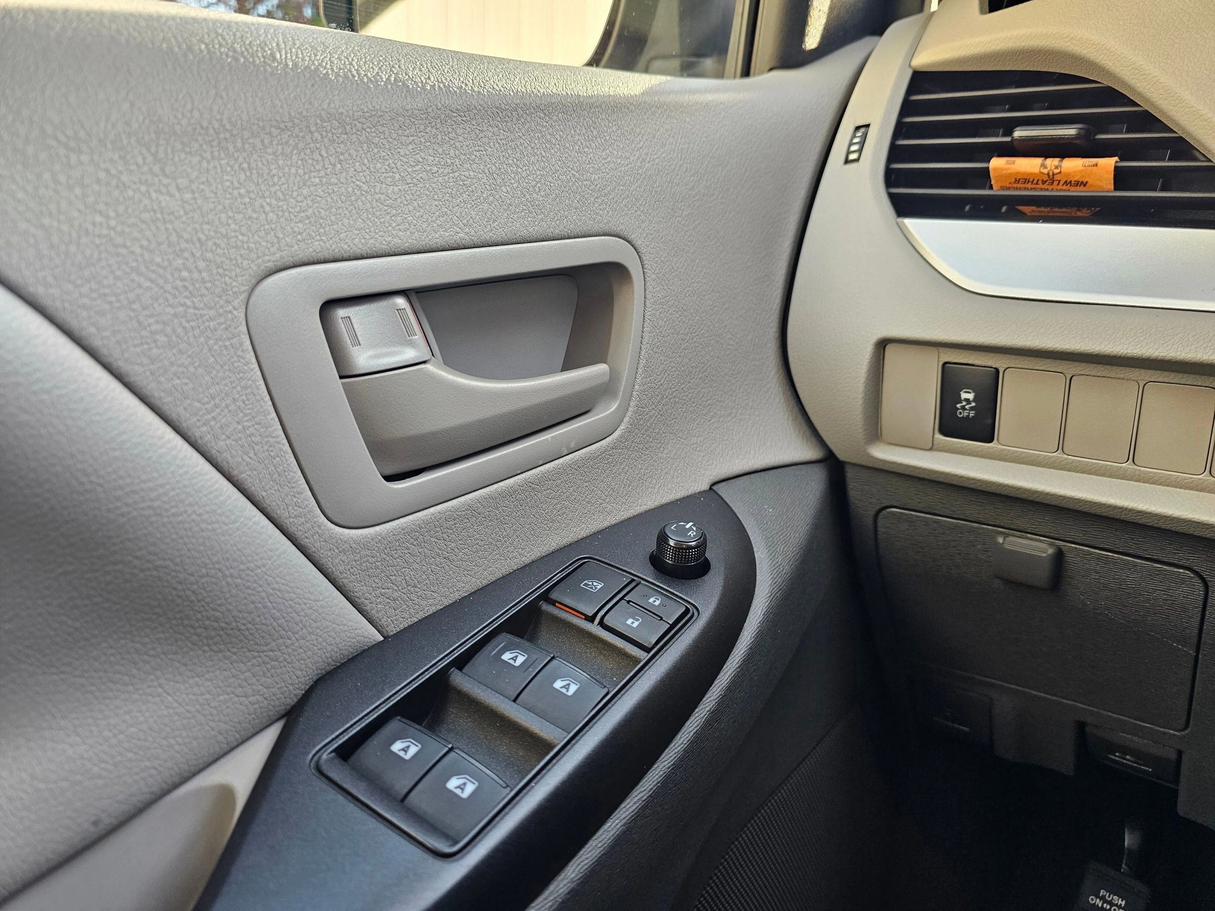 Used 2020 Toyota Sienna L image 36