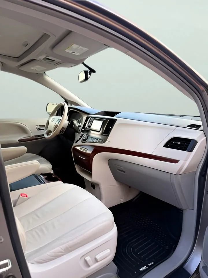 Used 2014 Toyota Sienna XLE image 19
