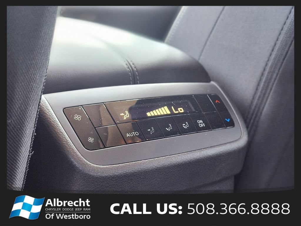 Used 2024 Nissan Pathfinder SV w/ SV Premium Package AWD/4WD image 17