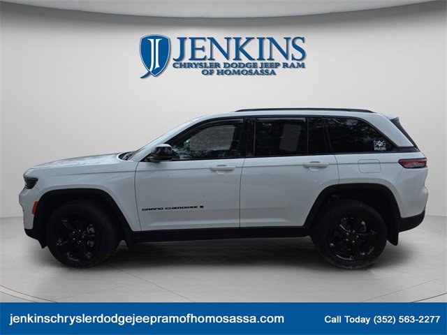 Used 2024 Jeep Grand Cherokee Altitude image 2