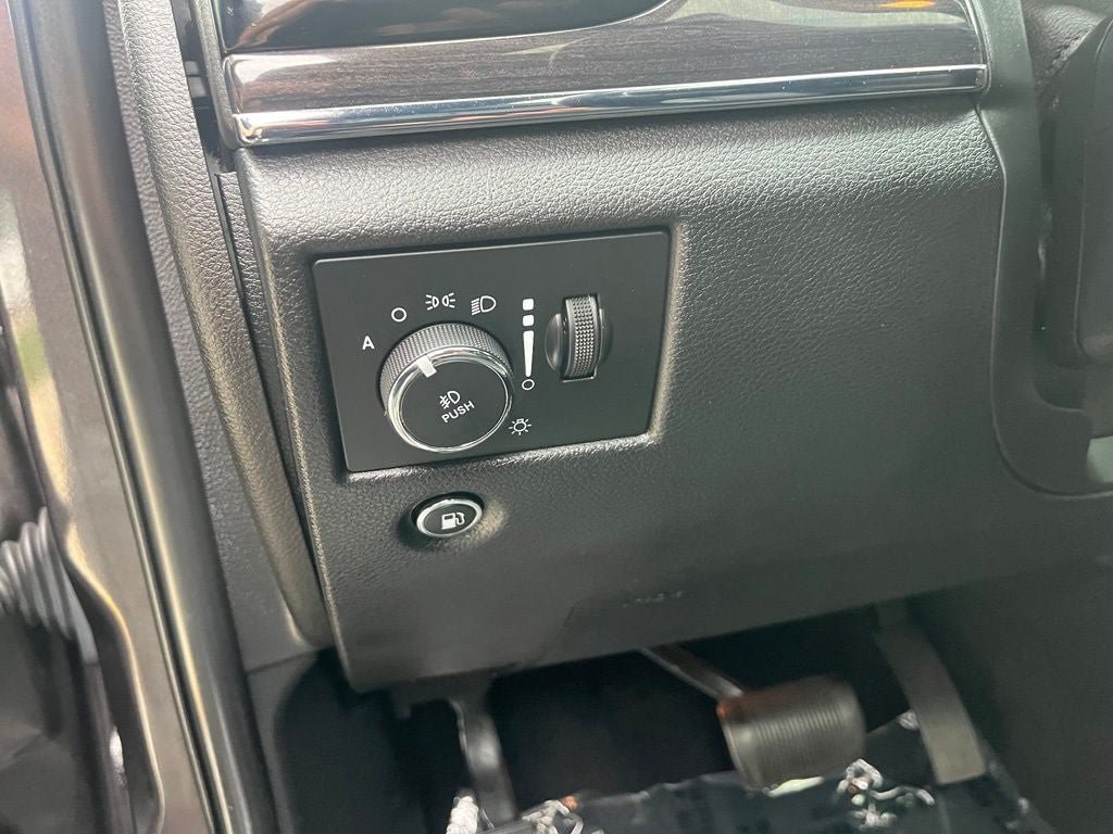 Used 2020 Jeep Grand Cherokee Overland AWD/4WD image 39