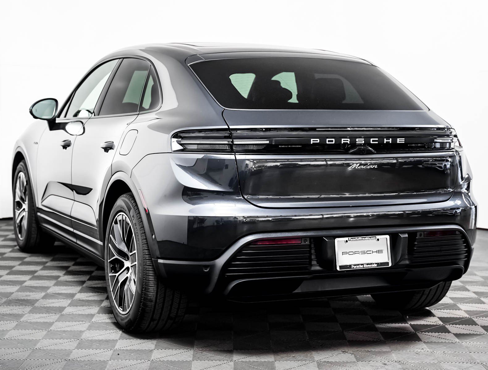 Certified 2025 Porsche Macan Electric w/ Premium Package RWD image 3
