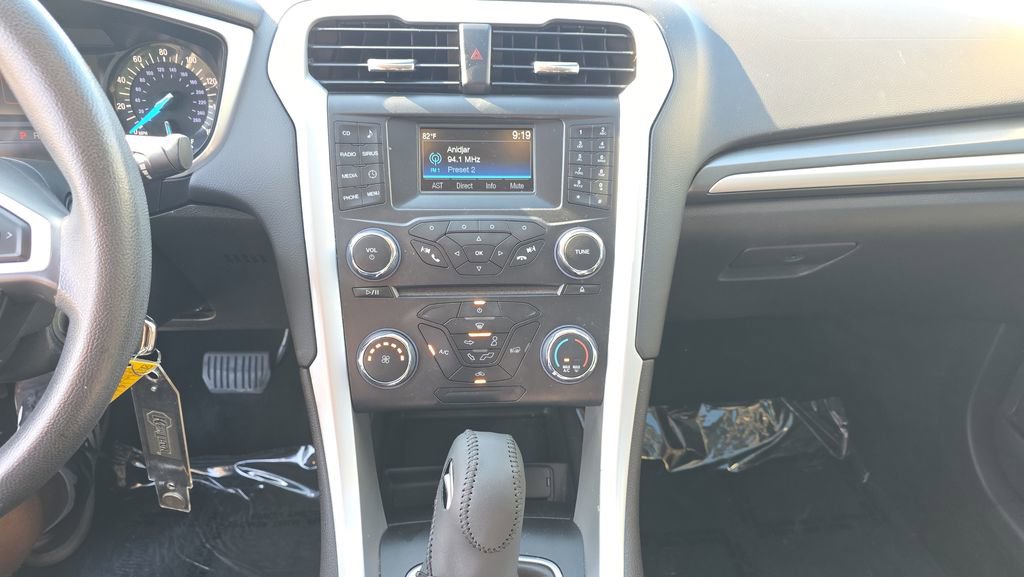 Used 2015 Ford Fusion SE FWD image 18