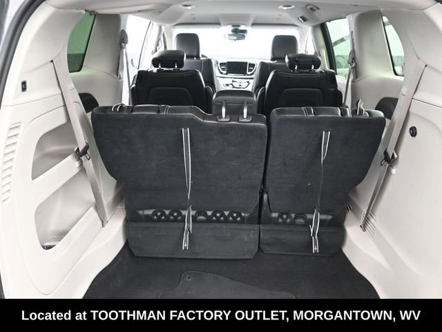 Used 2023 Chrysler Pacifica Touring-L image 6