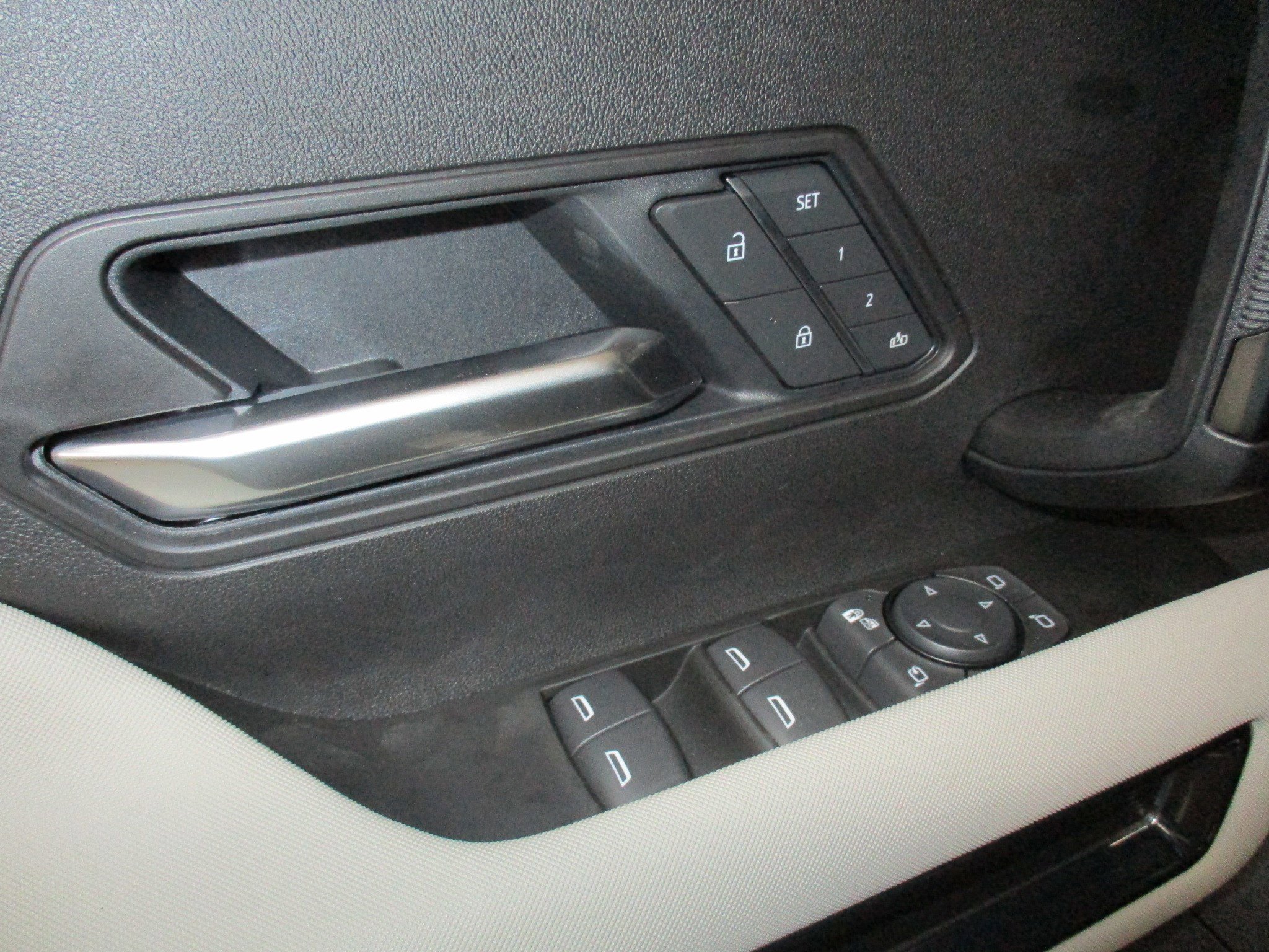 New 2026 GMC Hummer EV 2X w/ LPO, Dark Essentials Package image 15