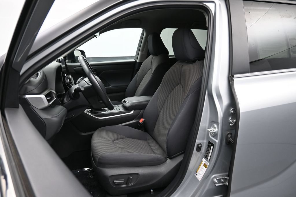 Used 2024 Toyota Highlander LE AWD/4WD image 20