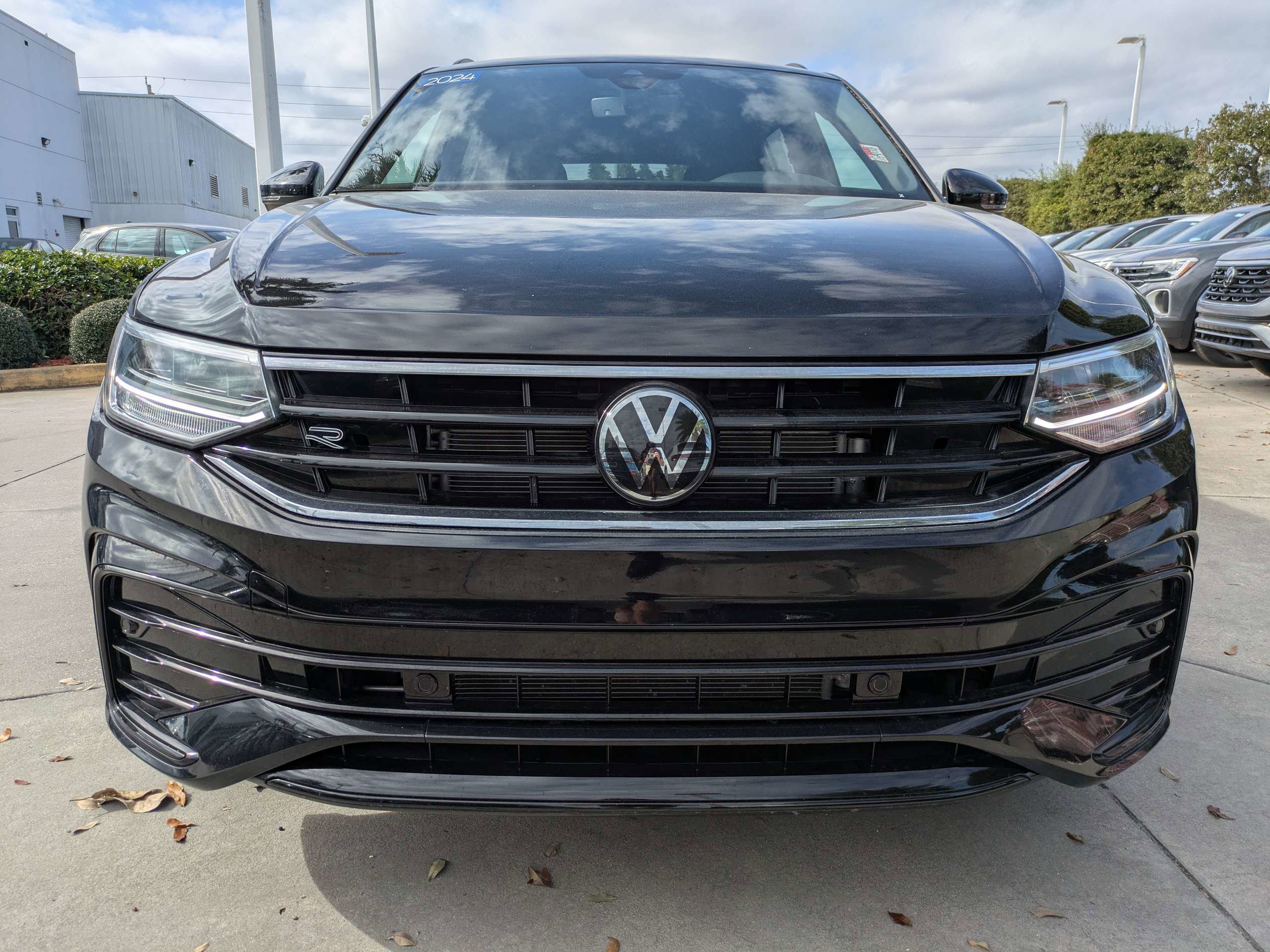 Used 2024 Volkswagen Tiguan SE R-Line image 9