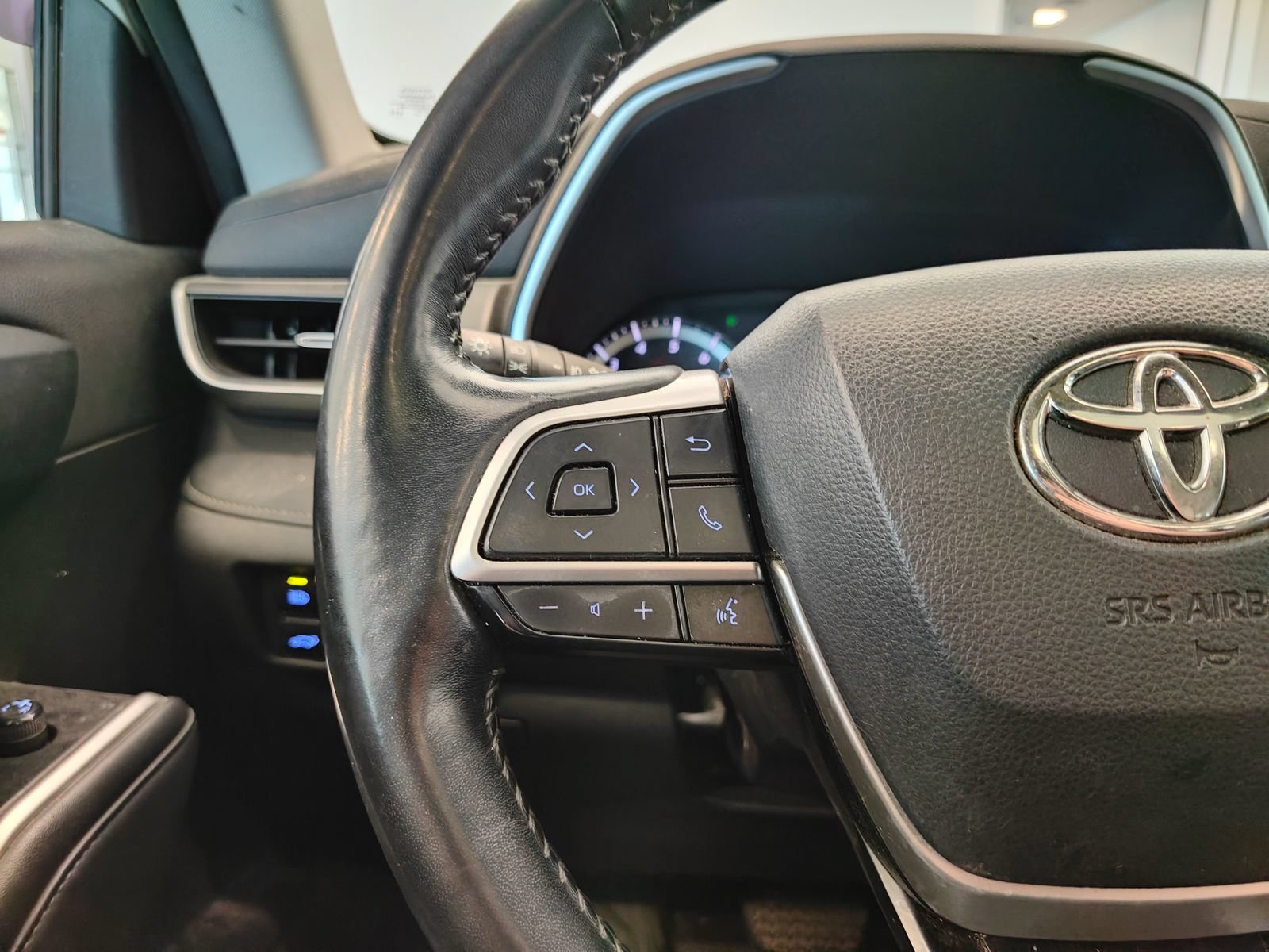 Used 2022 Toyota Highlander XLE AWD/4WD image 8