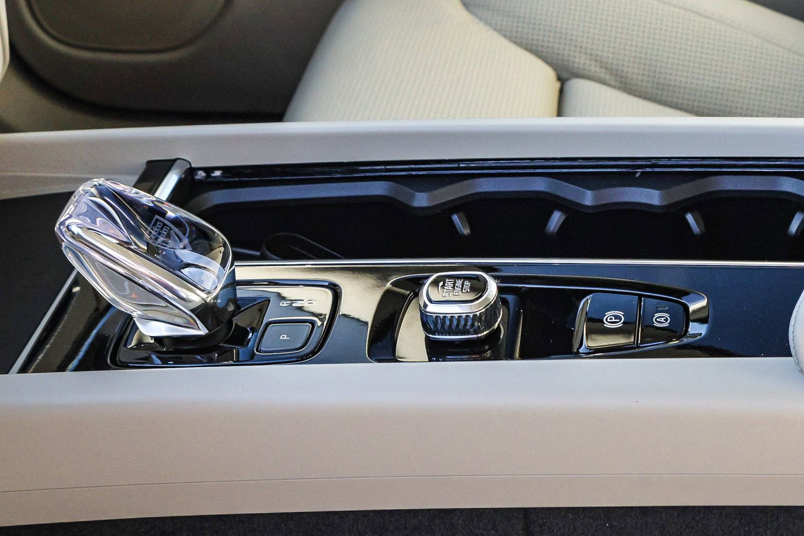 New 2026 Volvo XC60 T8 Ultra AWD/4WD image 30