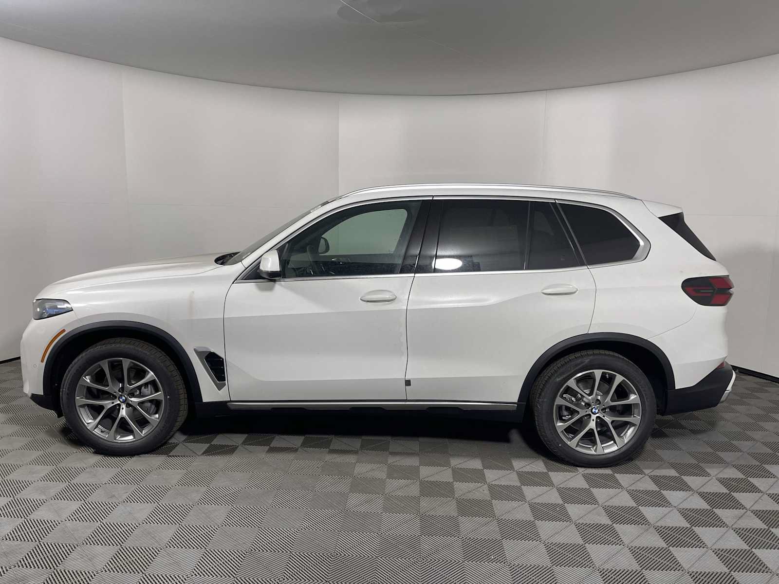 New 2026 BMW X5 xDrive40i w/ Parking Assistance Package AWD/4WD image 8